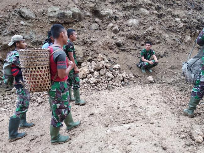 Semangat Perjuangan Satgas TMMD ke-104 Menempuh Segala Rintangan