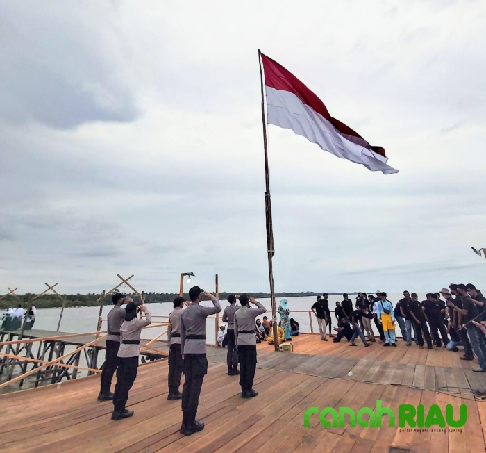 Kapolres Bengkalis Pimpin Apel Hari Sumpah Pemuda ke 93 di Pantai Raja Kecik Desa Muntai Barat