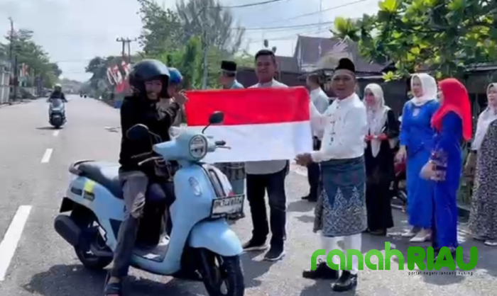 Semarakkan HUT RI, Dinkes Bengkalis Bagikan 50 Lembar Gratis Bendera Merah Putih ke Warga