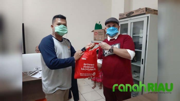 PWI dan SPS Riau Peduli, Berikan Bantuan Sembako 100 Wartawan