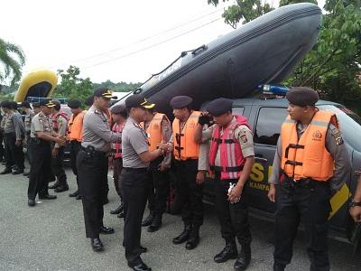 Selain Evakuasi, Kapolres Kampar Berikan Bantuan Logistik dan Medis