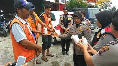 Melalui Jumat Barokah, Polresta Pekanbaru Bagikan Nasi Bungkus