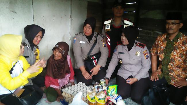 Tetap Konsisten, Jumat Barokah Polresta Pekanbaru Bikin Haru Nenek Ini...