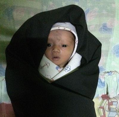 Ibu Di Inhil Ini Kaget, Didepan Rumahnya Ada bayi Mungil, Bayi Siapa Yah.?