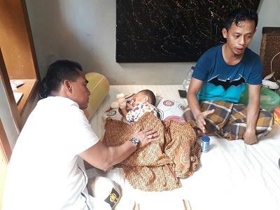 Mengharukan, AKBP Edy Sumardi Menangis Melihat Kondisi Bayi Penderita Kanker Mata Ini...