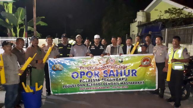 Ini Cara Unik Polisi Bersahur Bersama Masyarakat, Lingkungan Pun Aman..