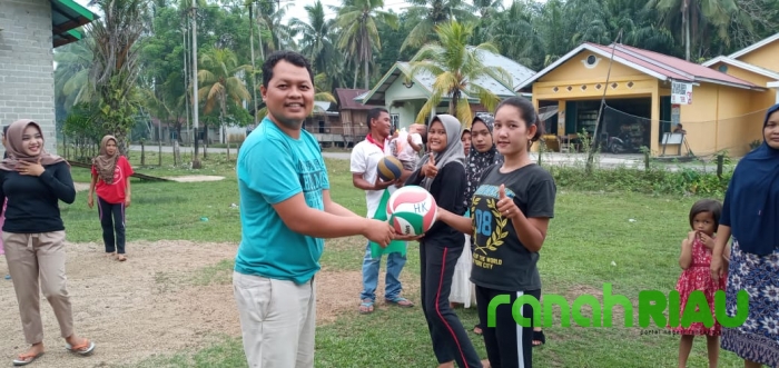 Putra Sulung H. Halim Bantu Perlengkapan Olahraga Untuk Ibu-ibu Pauh Angit