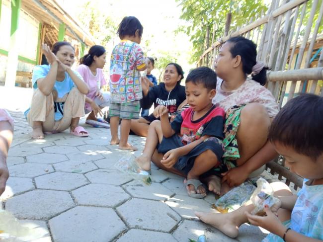 Warga Senang, Jalan Gang Rumahnya Terang
