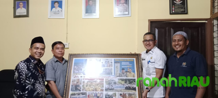 Silaturahmi ke Kantor PWI, Mantan Kabid Kominfo Kuansing Serahkan Galeri Foto Keakraban