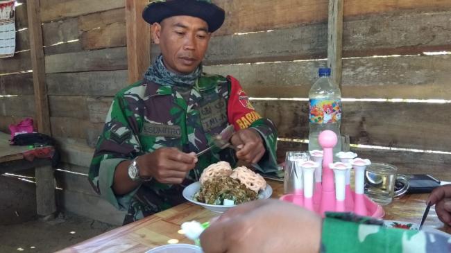 SATGAS TMMD LAHAP MAKAN DI RUMAH WARGA.