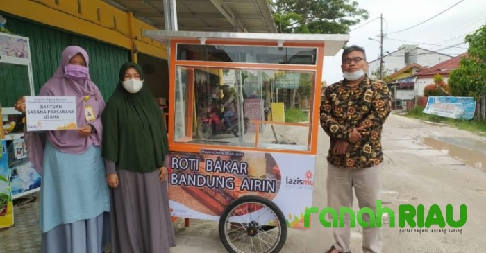 Program bantuan Lazismu Pekanbaru berupa gerobak untuk usaha Roti Bakar Fitwati