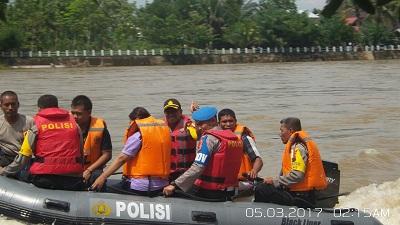 Turun Langsung, Kapolres Kampar Siagakan Personel Evakuasi