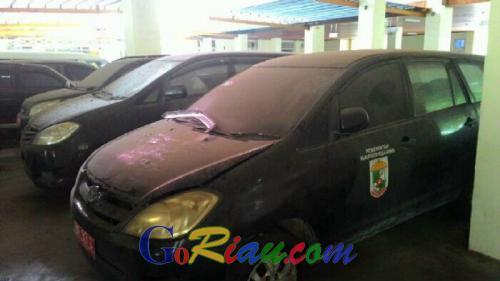 Kendaraan Dinas Yang Akan Dilelang Kondisinya Rusak Parah