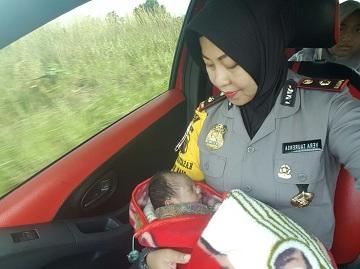 Tegaaa... Bayi Mungil ini Dibuang di Teras Kantor Pemasaran