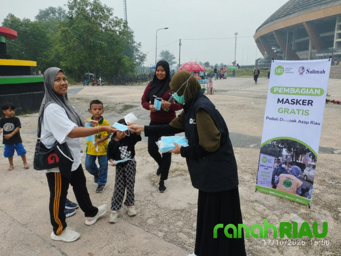 IZI Riau dan PD Salimah Bagikan 400 Masker untuk Warga Pekanbaru
