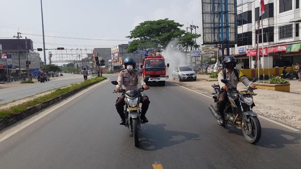 Polsek Mandau Antisipasi Penyebaran (Covid-19) Semprot Disinfektan Bersama Camat BanSol