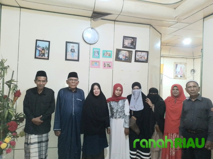 Terharu, Warga Suku Akit di Meranti Bersyahadat di Tuntun Bapak Angkatnya