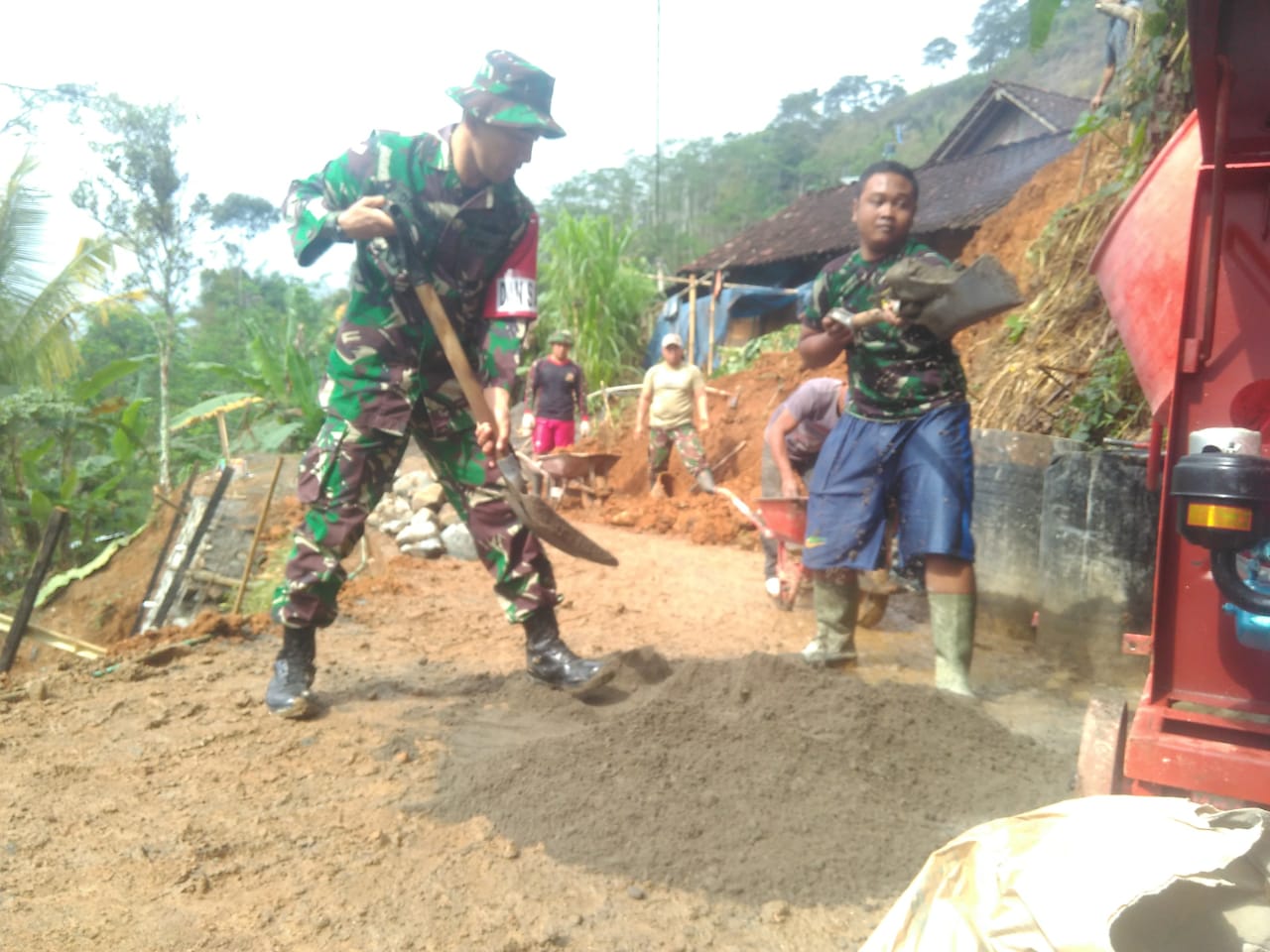 Dansatgas TMMD Ikut Skop Pasir Untuk Molen