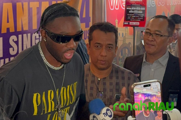 Tanjak Khusus Dinas Pariwisata Riau sambut Kedatangan Melly Mike 