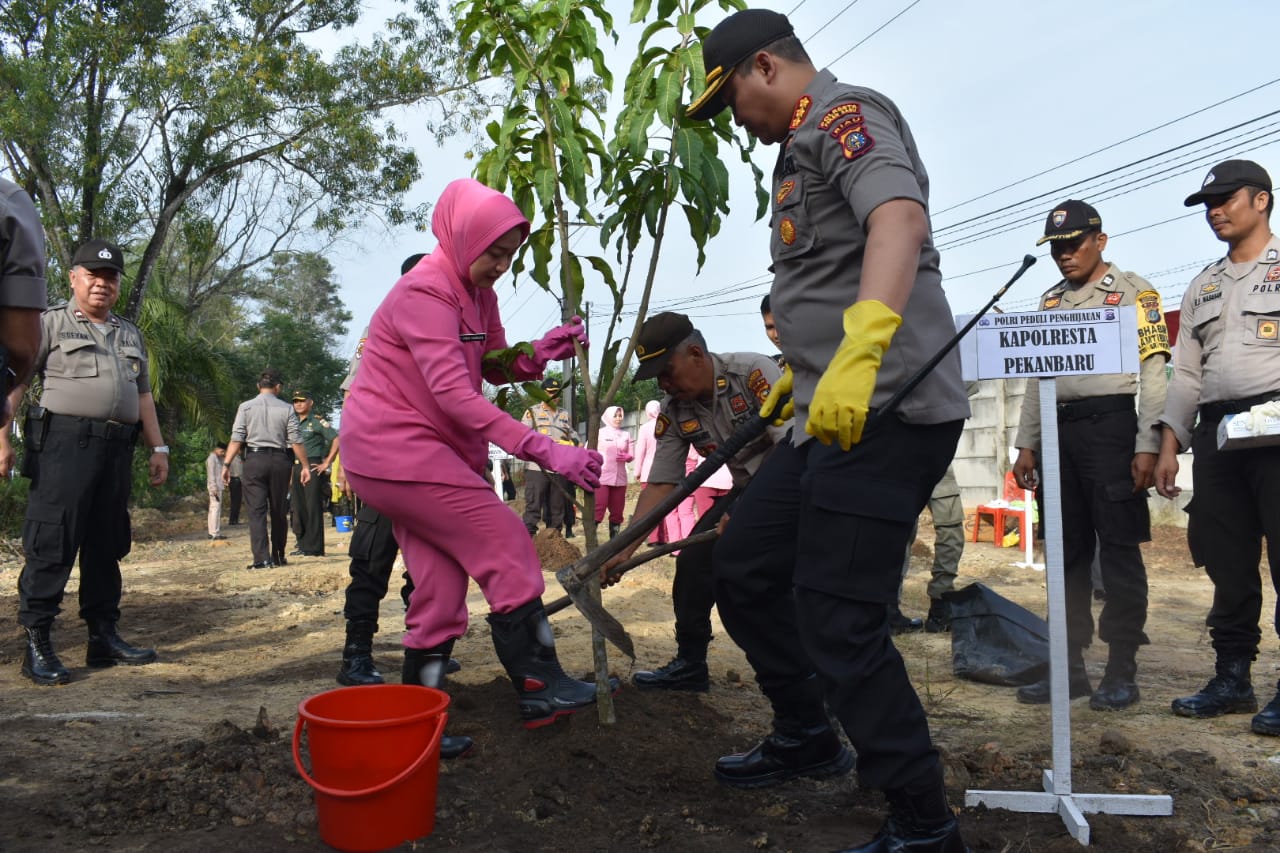 Program Kapolri, Polresta lakukan penanaman pohon serentak