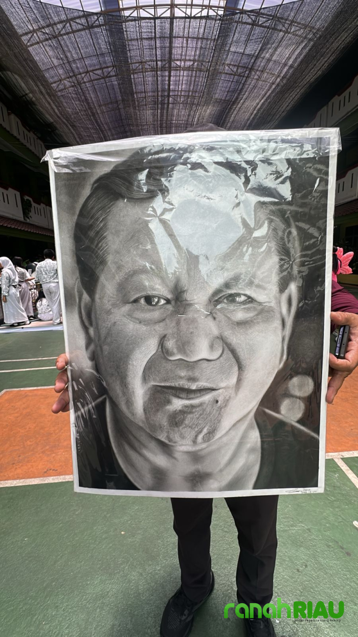 Bersyukur dengan Makan Bergizi Gratis, Siswi SMA Sketsa wajah Prabowo: Sangat Kagum dan Terharu