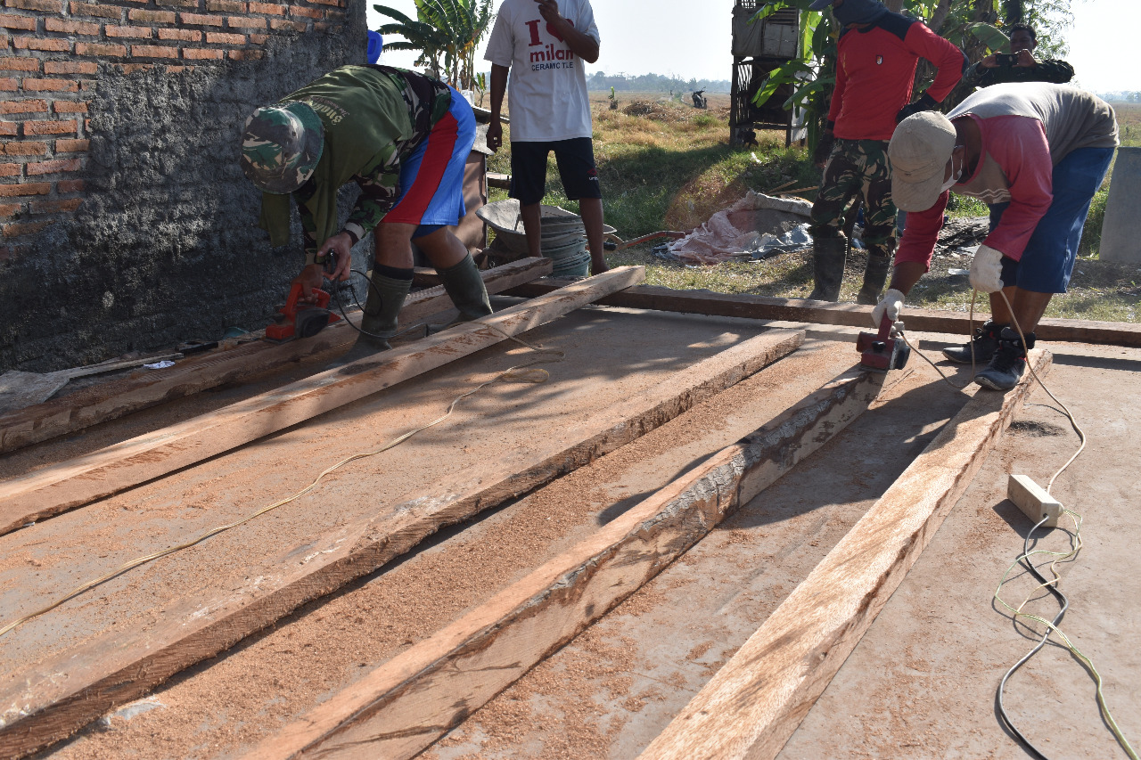 Masyarakat dibuat Kagum Lihat Kemampuan Sertu Indro Jadi Tukang Kayu