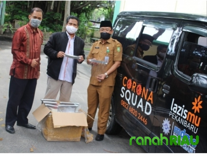LAZISMU Kota Pekanbaru menerima donasi perseorangan berupa 100 unit Face Shield