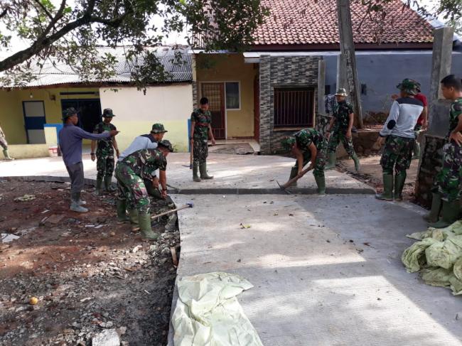 Cegah Genangan, Satgas TMMD Buat Sodetan Jalan Terusan Bagol