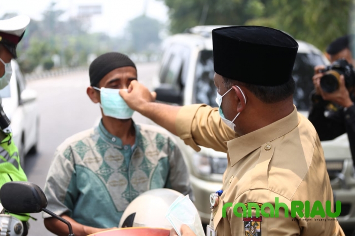 Kabut asap meningkat, sekolah diliburkan, Sekda Kampar Bagikan Masker