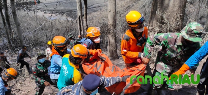 Tim SARMMI dan elemen lain Evakuasi dua jenazah korban Erupsi Semeru