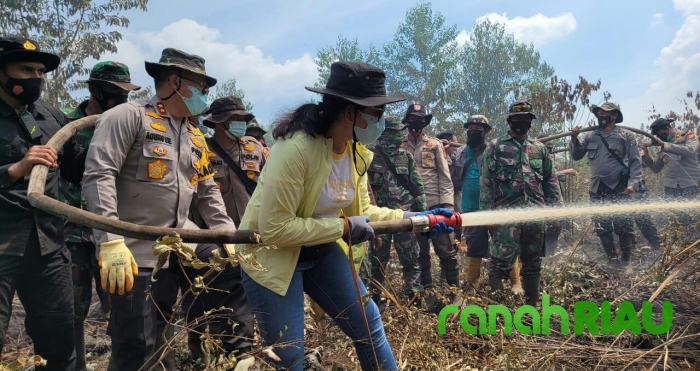 Berikan Motivasi, Kapolda Riau dan Istri Ikut Berjibaku Padamkan Karhutla di Bengkalis