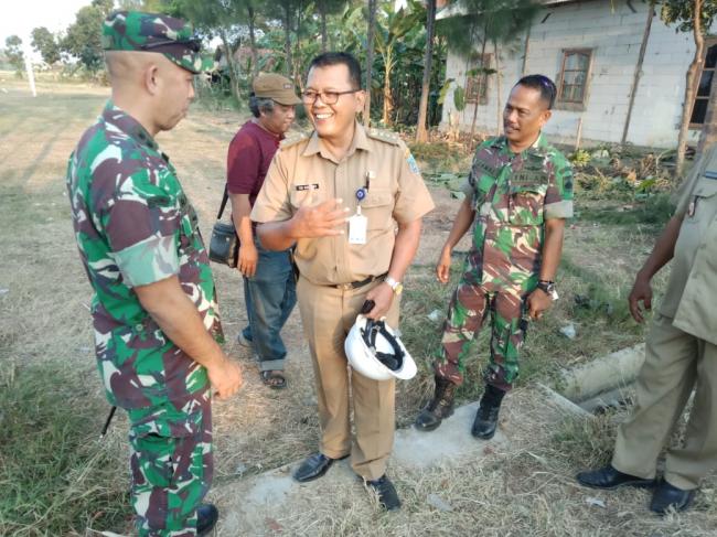 Penerima Kursi Roda Senang Sekali Saat Menefima Bantuan Pada Penutupan TMMD