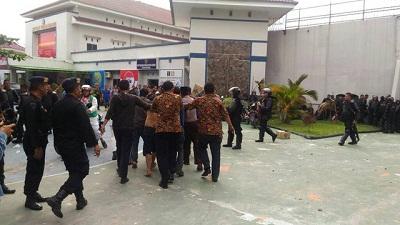 Waduhhh.. Terjadi Insiden, malam ini Napi Sialang Bungkuk Lempar Benda keras..