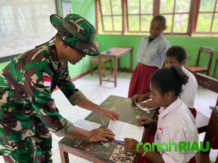 Cerdaskan Generasi Penerus Bangsa, Satgas Yonif 131/BRS bantu Mengajar di Perbatasan