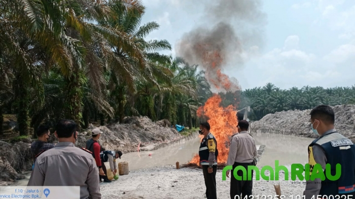 Polsek Singingi Hentikan dan Bakar 3 Rakit PETI di Sumber Datar