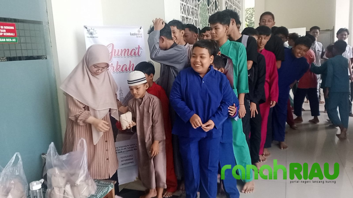 Perdana, Pengurus Masjid Al-Fida Muhammadiyah Pekanbaru Gelar Jumat Berkah bersama Lazismu Riau