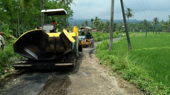 Pengerjaan Jalan TMMD Ke 104 Kodim 0824/Jember Sedan Berjalan