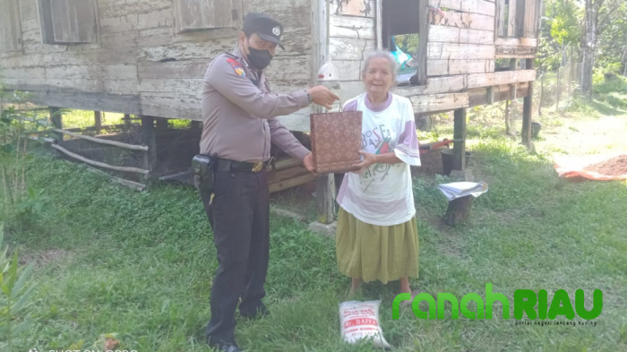 Polsek Kuantan Mudik Berikan Bantuan Sembako Kepada Lansia dan Warga Kurang Mampu