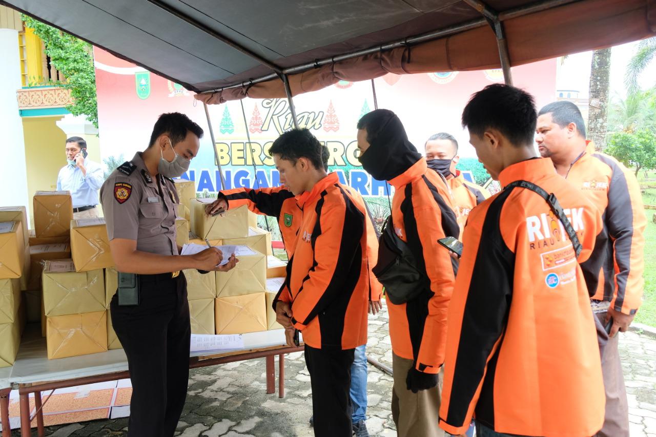 Polda Riau Bantu Masyarakat Terdampak Langsung COVID-19