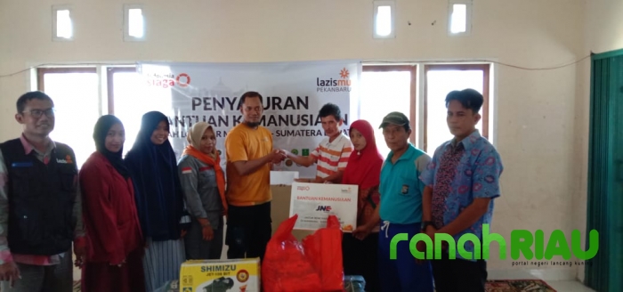 Aksi Peduli para Relawan di lokasi Banjir Maninjau
