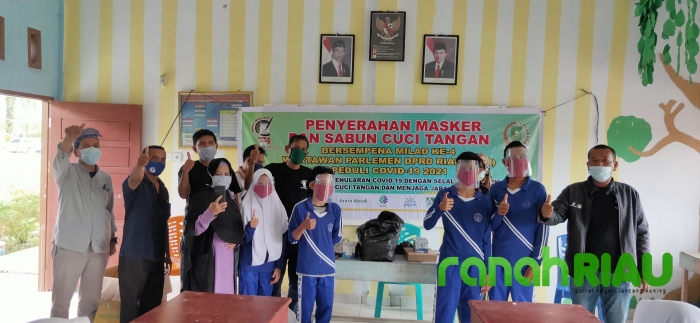 WPR DPRD Riau Salurkan Masker dan Face Shield Di SMPN 10 Tapung