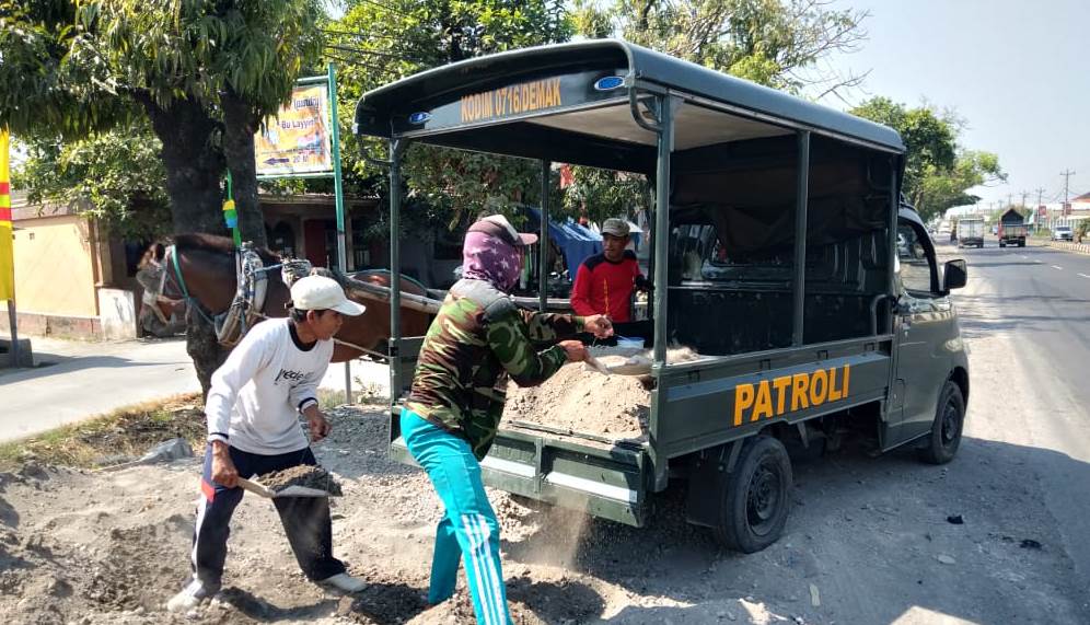 Antisipasi Keterlambatan, Mobil patroli Digunakan Untuk Melanagsir Material