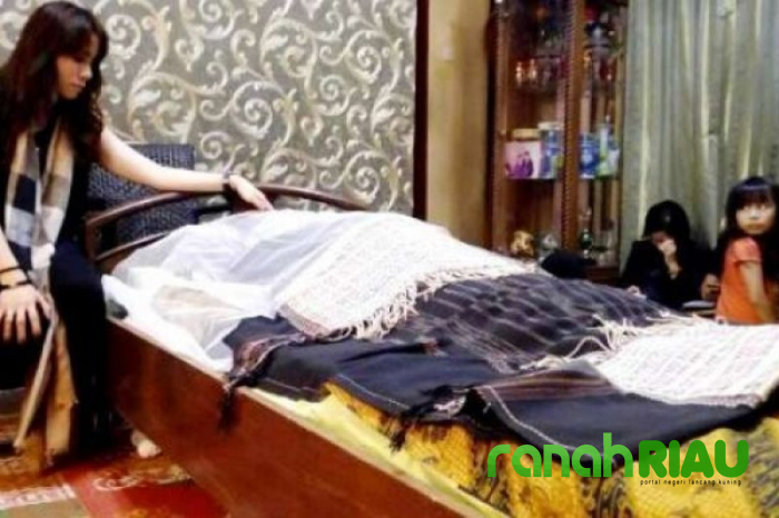 Ibunda Momo Geisha Berpulang, Dimakamkan secara Adat Batak di Pekanbaru