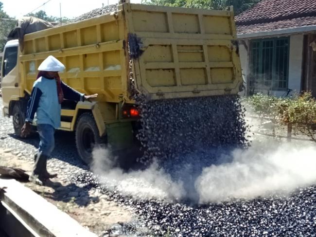 Truk Angkut Muat Material Aspal Tahap 2