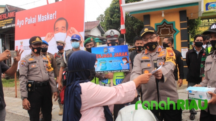 Hadapi Pilkada Aman, Damai dan Sehat, Polres Kuansing Berbagi Masker