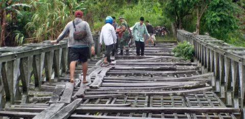  TMMD Ke 104 Bangun Jembatan Dibantu Warga