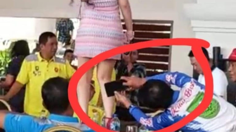 Penyanyi Sexy Diatas Meja Hiasi Turnamen Golf Gubernur Riau, KNPI : Kurang Beradab!