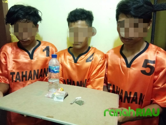 Polsek Singingi Amankan 3 Pria dan Barang Haram Jenis Shabu dan Ganja Kering
