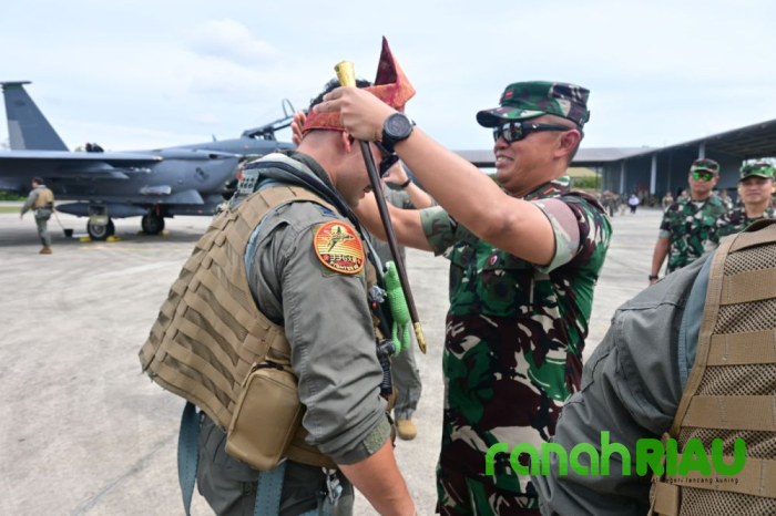 F-15 USAF Mendarat di Pekanbaru, Danlanud Rsn Sambut Pilot dengan Tanjak Melayu