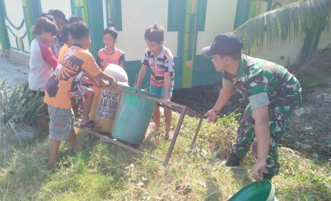 Ajari Anak-Anak di Desa TMMD Tentang Kebersihan Lingkungan